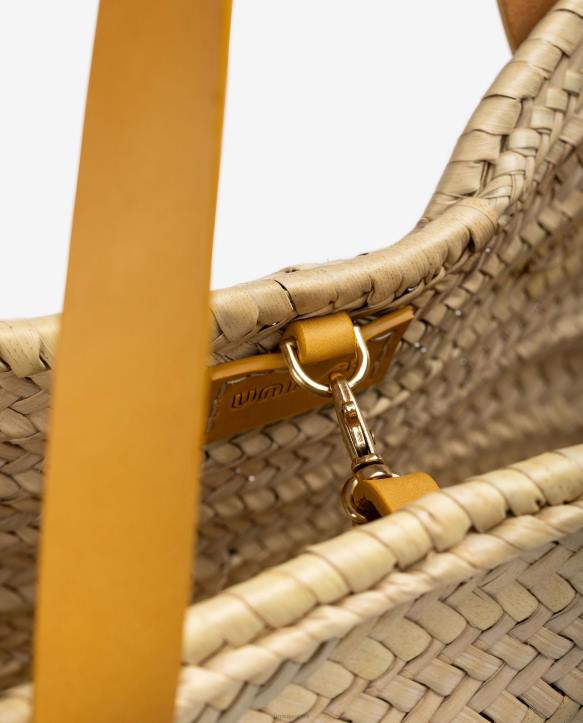 naiset Unisa keskikokoinen punottu kori, jossa nahkakahvat ja logo keltainenT08H1097