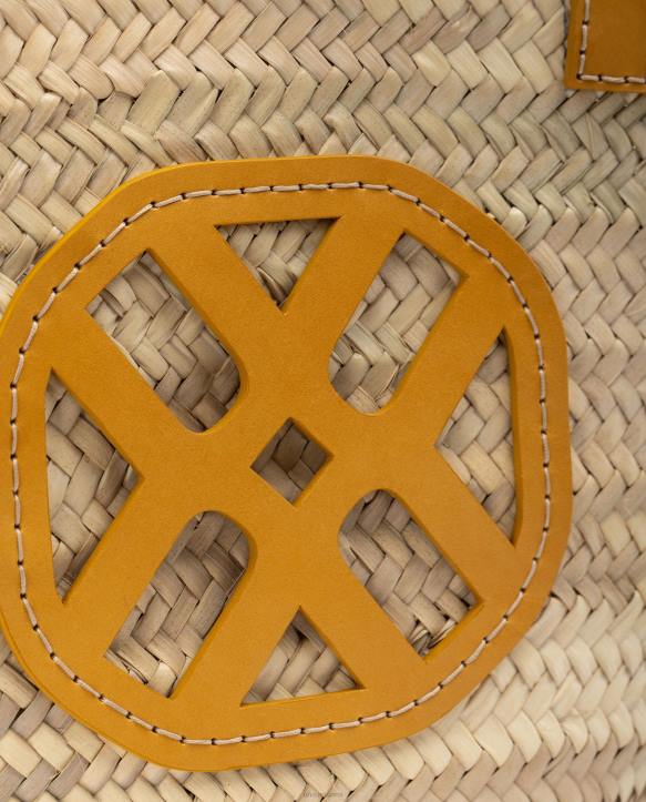 naiset Unisa keskikokoinen punottu kori, jossa nahkakahvat ja logo keltainenT08H1097