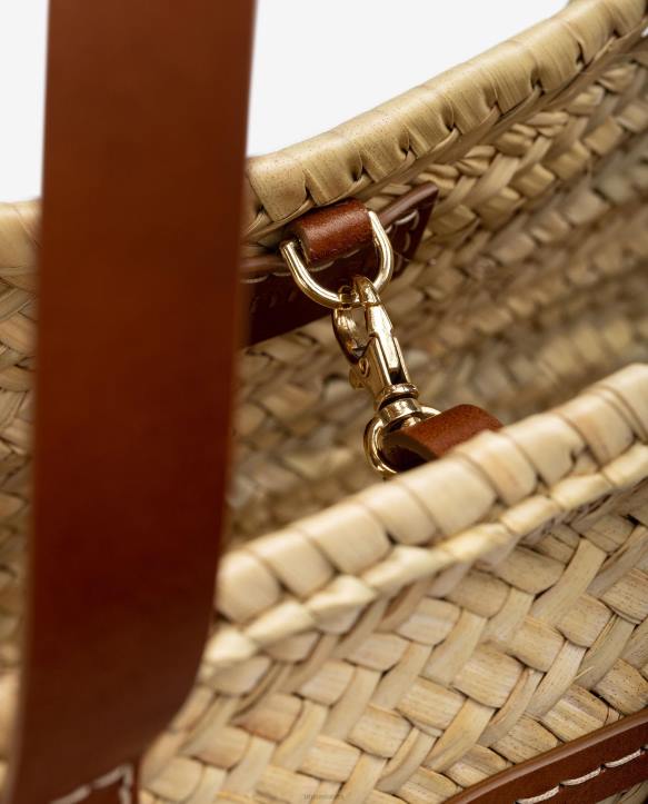 naiset Unisa keskikokoinen punottu kori, jossa nahkakahvat ja logo ruskeaT08H1098